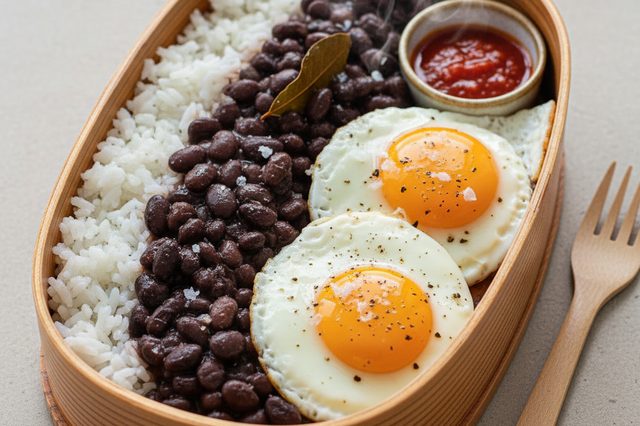 Marmita de Ovo Frito com Feijão e Arroz