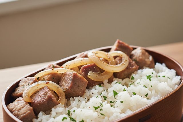 Marmita de Porco Acebolado com Arroz