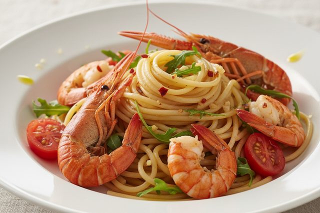 Massa com lagostim tomate-cereja e rúcula