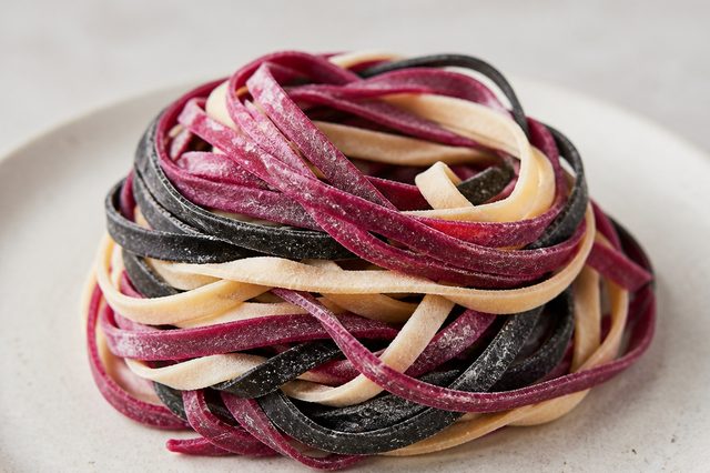 Massa fresca colorida com beterraba e carvão vegetal