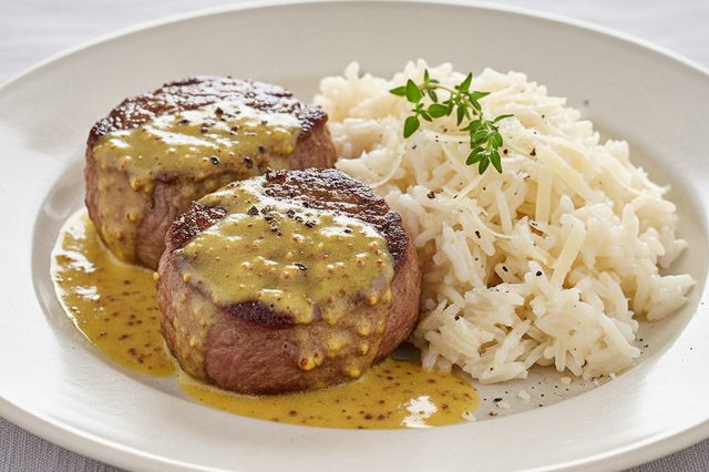 Medalhões ao molho de mostarda com arroz cremoso