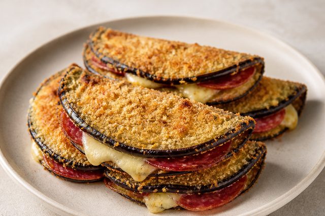 Meias-luas crocantes de berinjela com salame e queijo