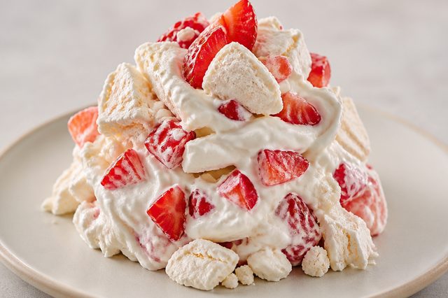 Merengue de morango com suspiros e creme fresco