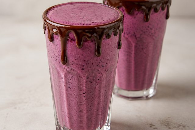Milk-shake de banana frutas vermelhas e whey de açaí