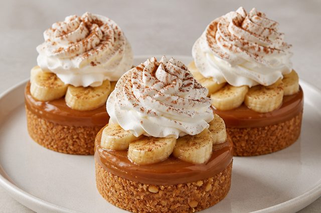 Mini banoffee com base de biscoito maltado e amêndoas