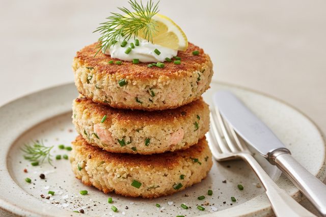 Mini-hambúrgueres de salmão cozido
