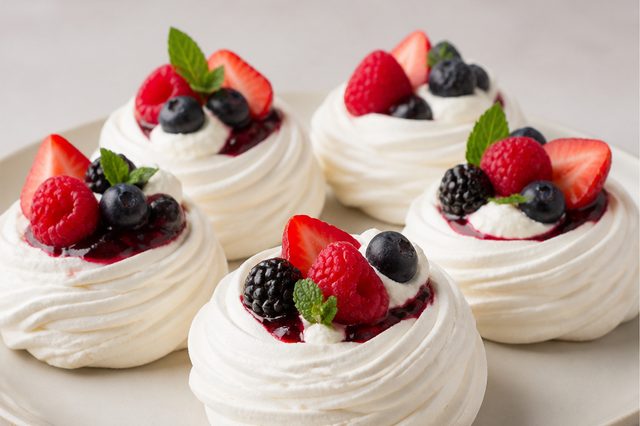 Minipavlovas com geleia de frutas vermelhas e chantilly