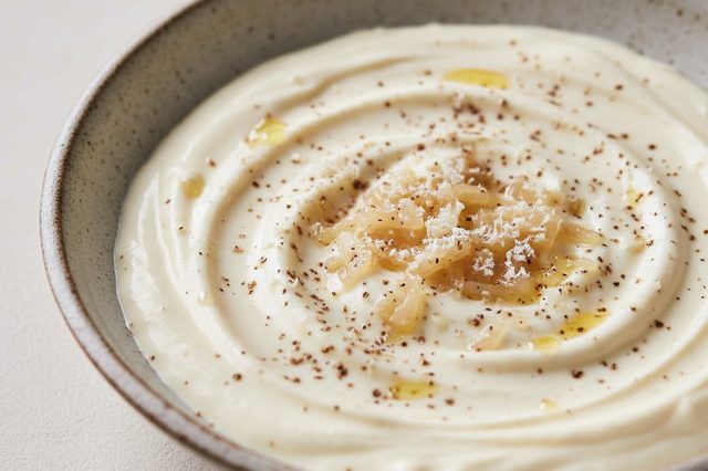 Molho branco com cebola e noz-moscada