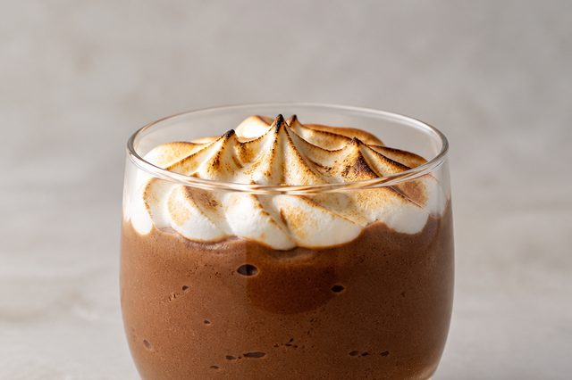 Mousse de chocolate amargo com merengue e baunilha