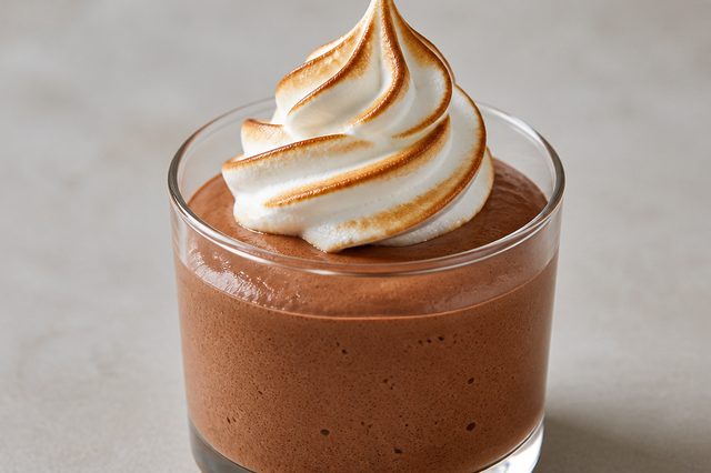 Mousse de chocolate com achocolatado e merengue