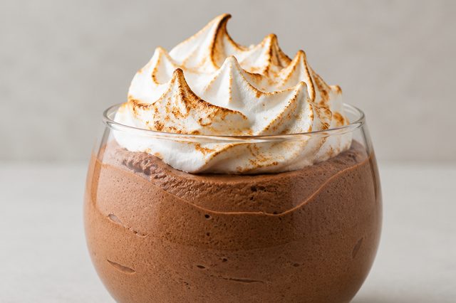 Mousse de chocolate com merengue suíço