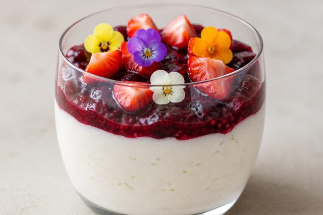 Mousse de limão com iogurte e whey coberta com frutas vermelhas