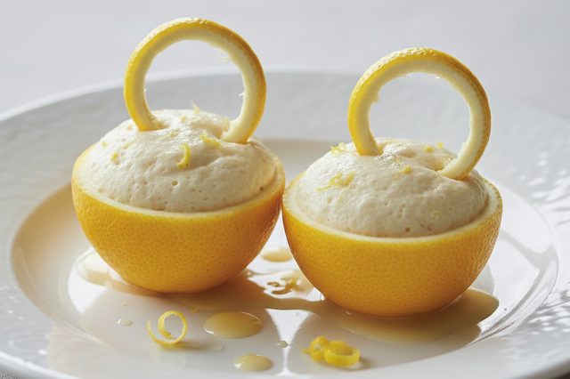 Mousse de limão-siciliano servida na casca