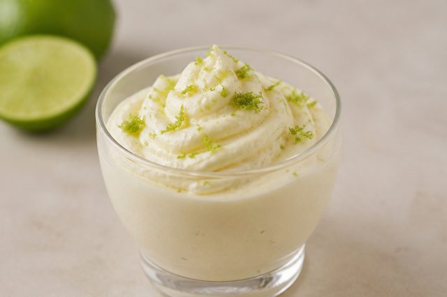 Mousse fit de limão com leite em pó