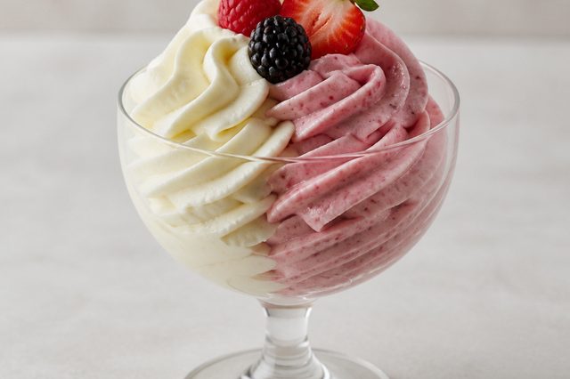 Mousse mesclada de chocolate branco e frutas vermelhas