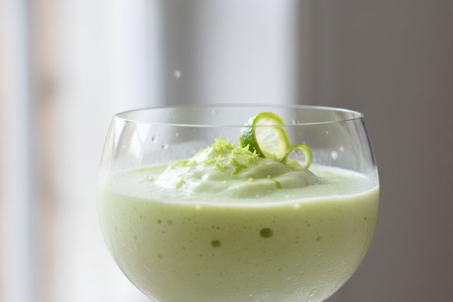 Mousse simples de limão com leite condensado