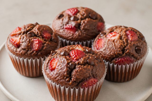 Muffins de banana, chocolate e morango