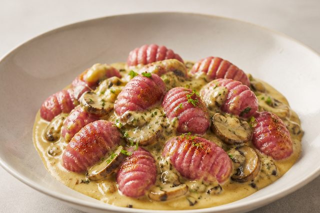 Nhoque de mandioca com farinha de beterraba e cogumelos