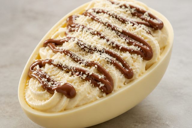 Ovo branco de colher com mousse de leite em pó e creme de avelã