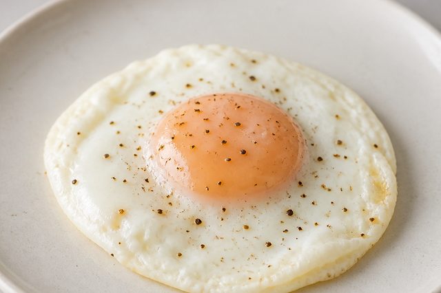 Ovo feito na frigideira com água