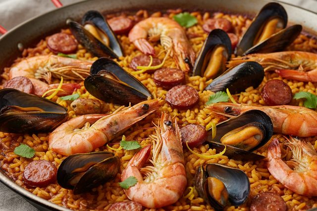Paella de camarão mexilhão e páprica