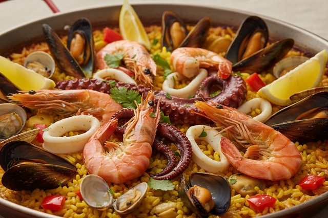 Paella de frutos do mar com pimentão