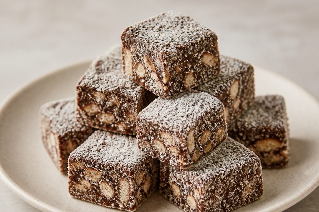 Palha italiana com whey de chocolate e leite de coco