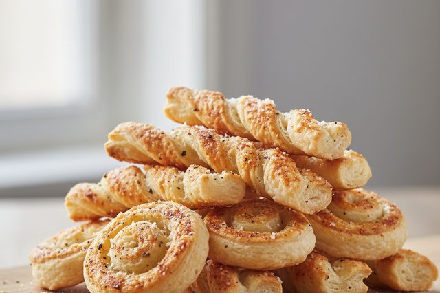 Palitos folhados crocantes de parmesão