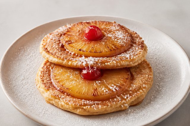 Panqueca de banana com abacaxi caramelizado