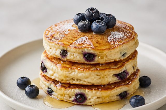 Panquecas americanas de banana e mirtilo