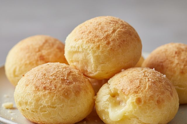Pão de queijo com meia-cura e leite escaldado