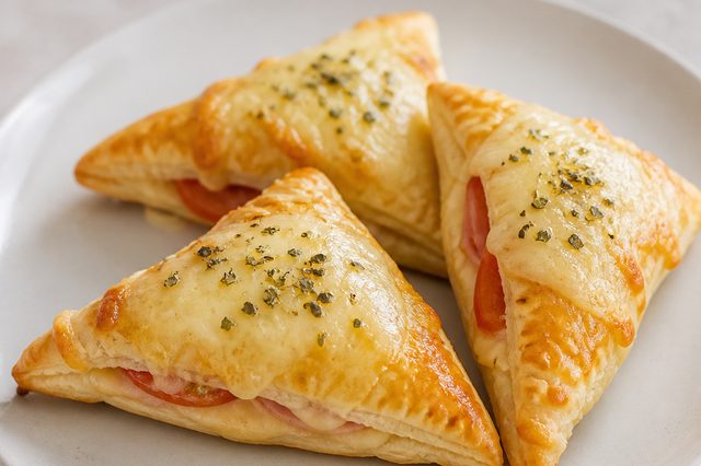 Pastel assado triangular de presunto e queijo