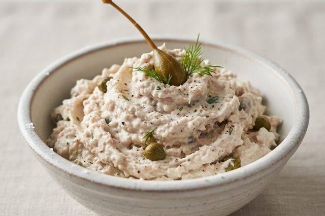 Pastinha de atum com cottage e alcaparras