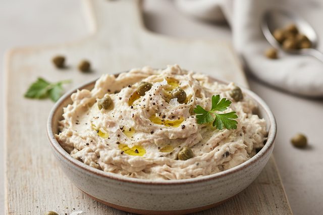 Pastinha de atum com cream cheese e alcaparras