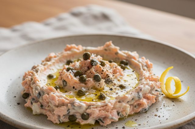 Pastinha de salmão defumado com alcaparras