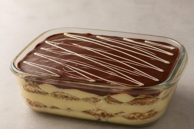 Pavê de creme de gemas com biscoito maisena e ganache