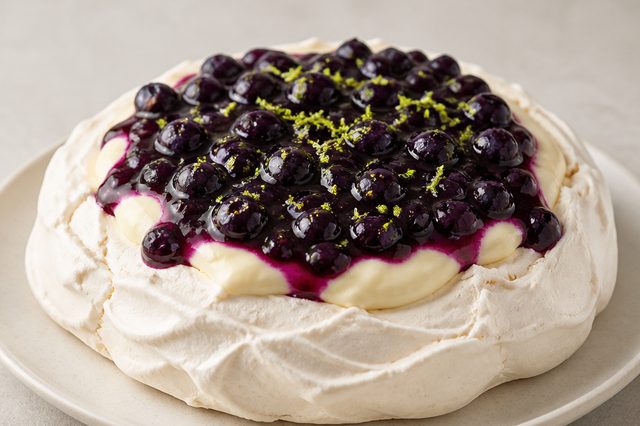 Pavlova com creme de limão e calda de blueberry