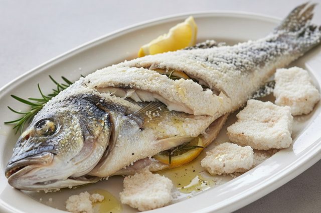 Peixe inteiro em crosta de sal