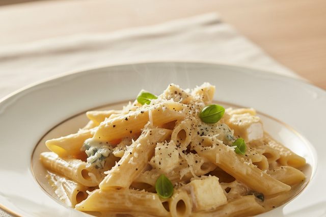 Penne ao molho de quatro queijos