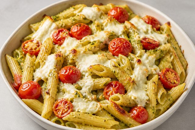 Penne gratinado ao pesto caprese com tomatinhos e muçarela de búfala