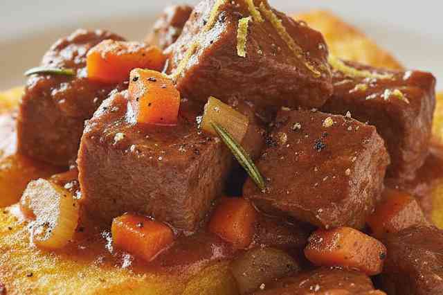 Picadinho com Polenta