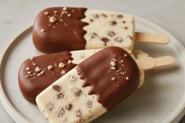 Picolé de Kinder Bueno com creme de dois ingredientes