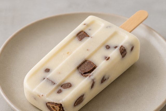 Picolé de leite em pó com Kinder Bueno