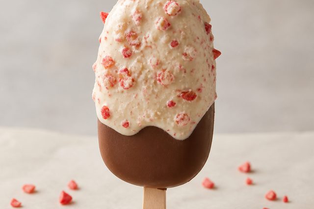 Picolé de morango com casca dupla de chocolate e crocante