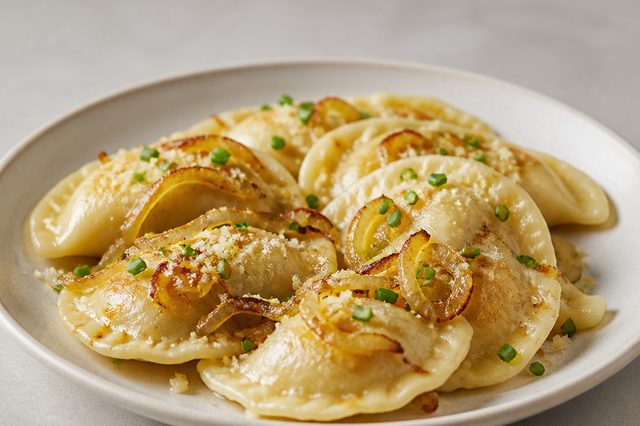 Pierogi de batata com cebola dourada