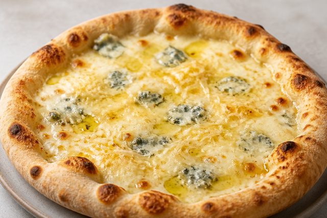 Pizza bianca de três queijos com poolish e biga