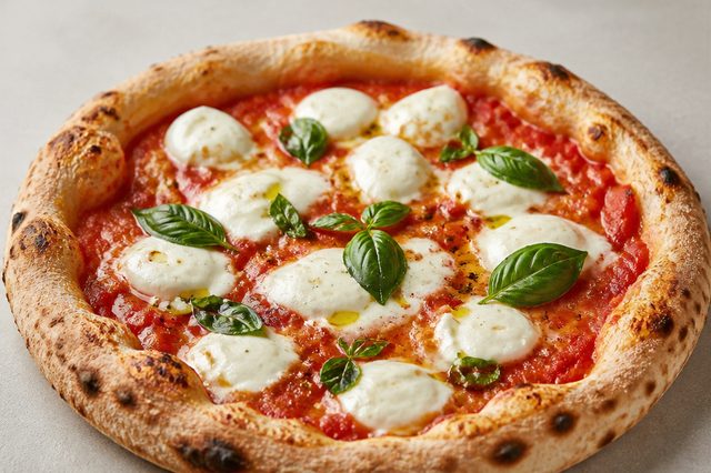 Pizza de mozzarella de búfala e manjericão