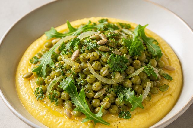 Polenta com suco de laranja, ervilha partida e rúcula