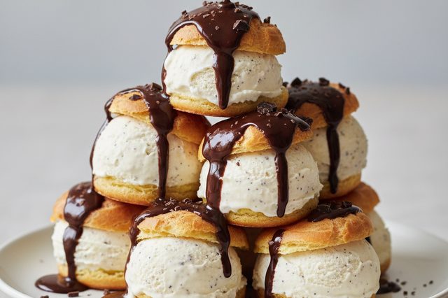 Profiteroles com sorvete e ganache