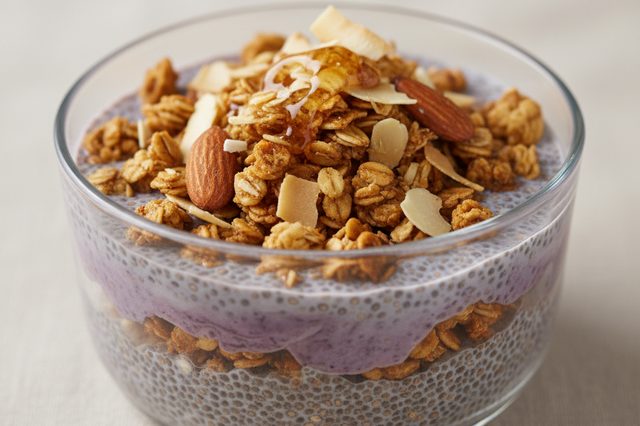 Pudim de chia com juçaí e granola